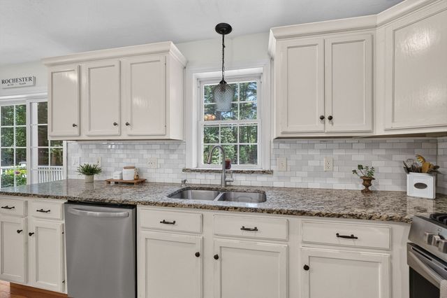888 Walnut Plain Rd, Rochester, MA 02770