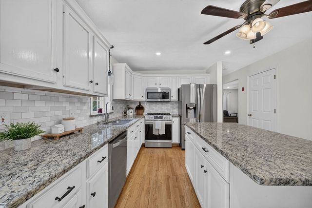 888 Walnut Plain Rd, Rochester, MA 02770