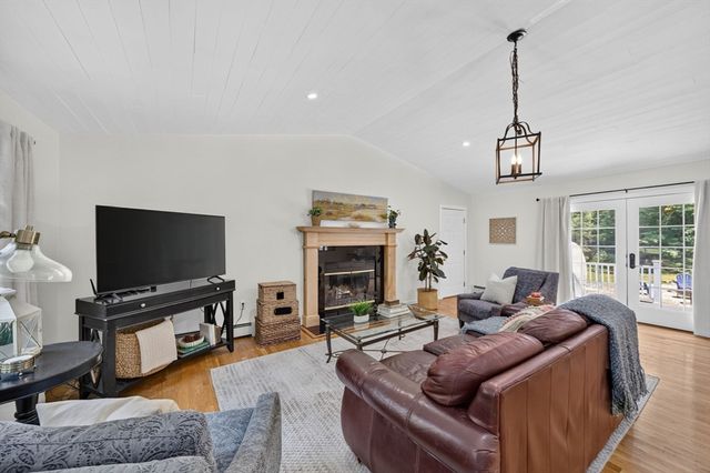 888 Walnut Plain Rd, Rochester, MA 02770