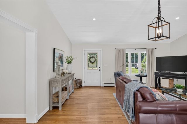 888 Walnut Plain Rd, Rochester, MA 02770