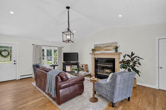 888 Walnut Plain Rd, Rochester, MA 02770