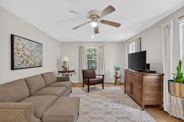 888 Walnut Plain Rd, Rochester, MA 02770