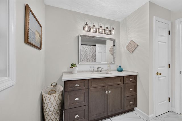 888 Walnut Plain Rd, Rochester, MA 02770