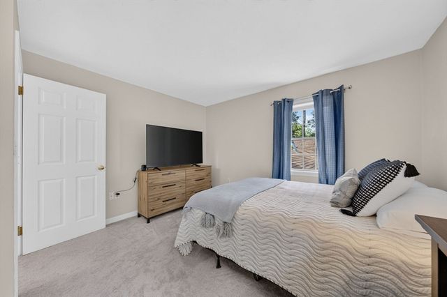 888 Walnut Plain Rd, Rochester, MA 02770