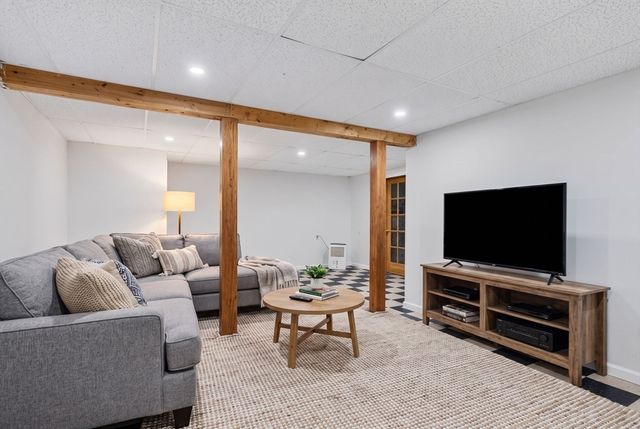 888 Walnut Plain Rd, Rochester, MA 02770