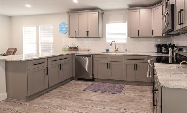 125 Lakewood Dr, Mathis, TX 78368