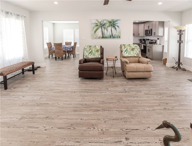 125 Lakewood Dr, Mathis, TX 78368