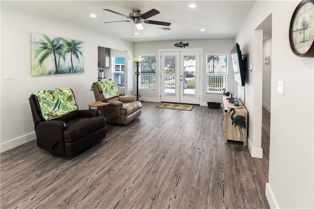 125 Lakewood Dr, Mathis, TX 78368