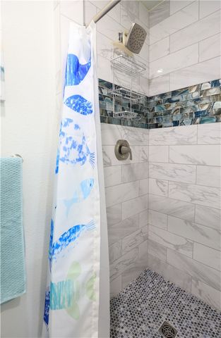 125 Lakewood Dr, Mathis, TX 78368