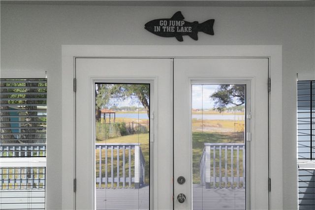 125 Lakewood Dr, Mathis, TX 78368