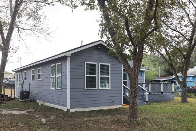 125 Lakewood Dr, Mathis, TX 78368