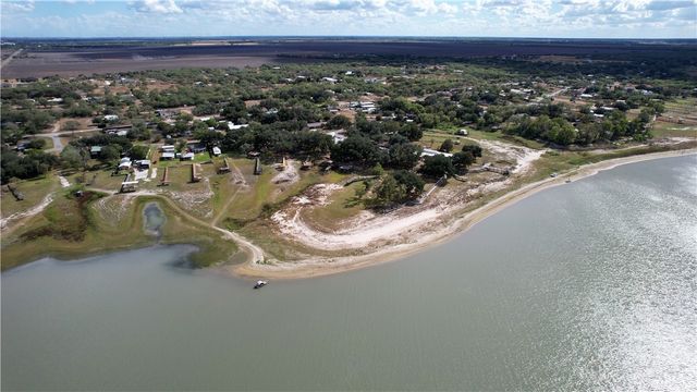 125 Lakewood Dr, Mathis, TX 78368