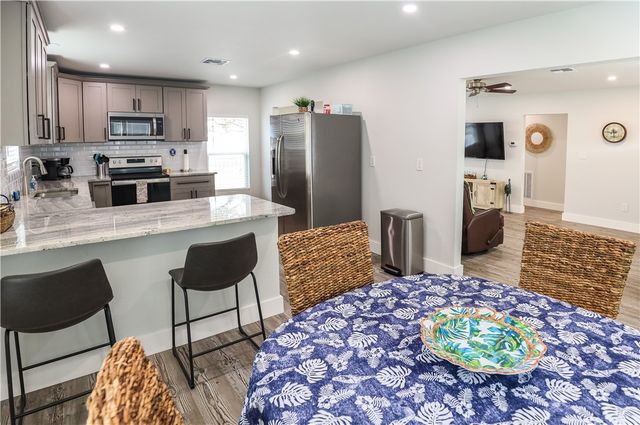 125 Lakewood Dr, Mathis, TX 78368