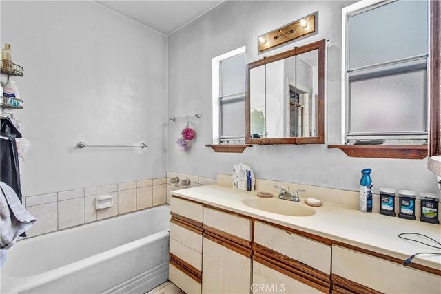 1544 S Burnside, Los Angeles, CA 90019