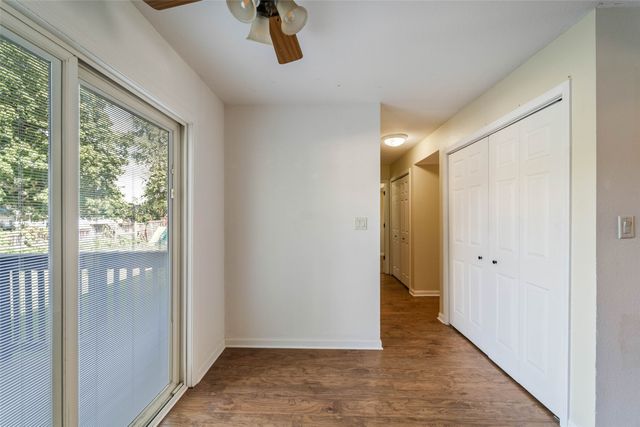 1230 S 9th Avenue E, Newton, IA 50208