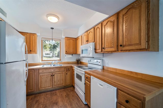 1230 S 9th Avenue E, Newton, IA 50208