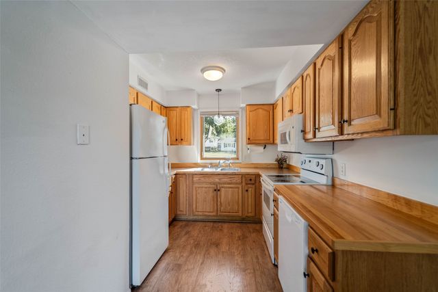 1230 S 9th Avenue E, Newton, IA 50208