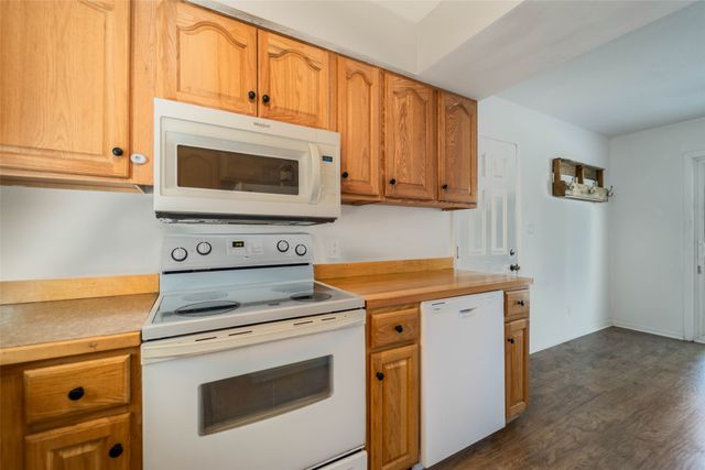 1230 S 9th Avenue E, Newton, IA 50208