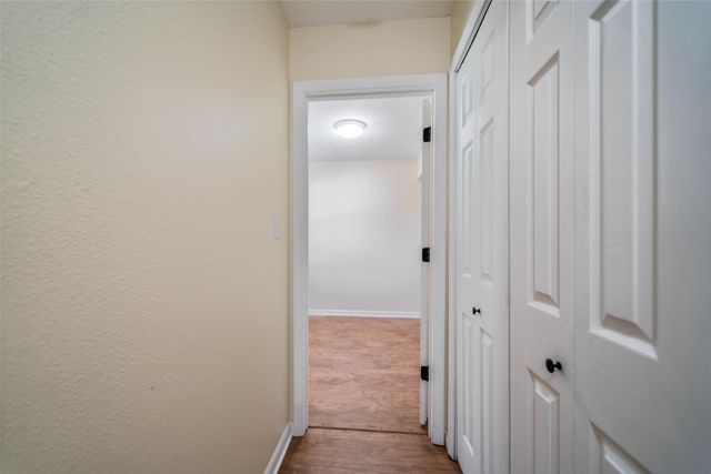 1230 S 9th Avenue E, Newton, IA 50208