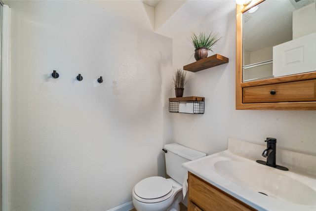 1230 S 9th Avenue E, Newton, IA 50208