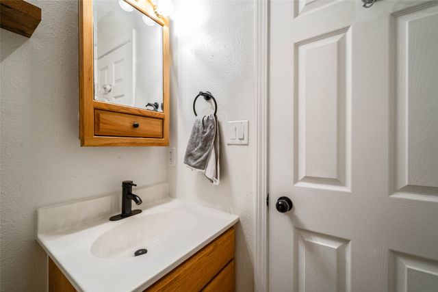 1230 S 9th Avenue E, Newton, IA 50208