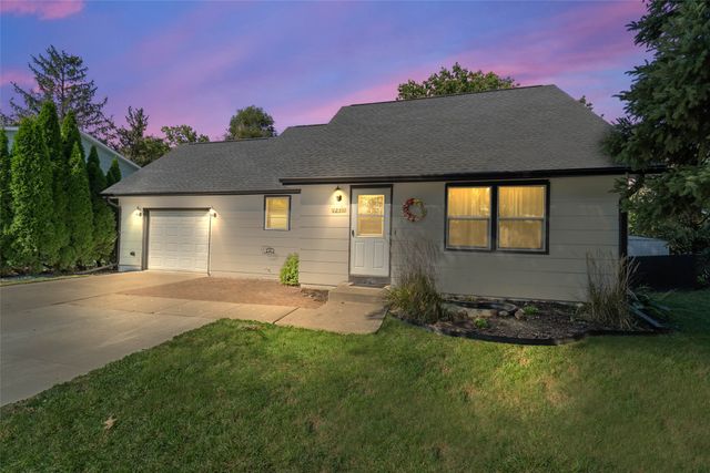 1230 S 9th Avenue E, Newton, IA 50208