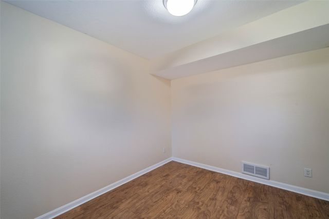 1230 S 9th Avenue E, Newton, IA 50208