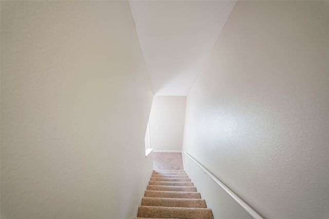 1230 S 9th Avenue E, Newton, IA 50208