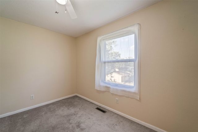 1230 S 9th Avenue E, Newton, IA 50208