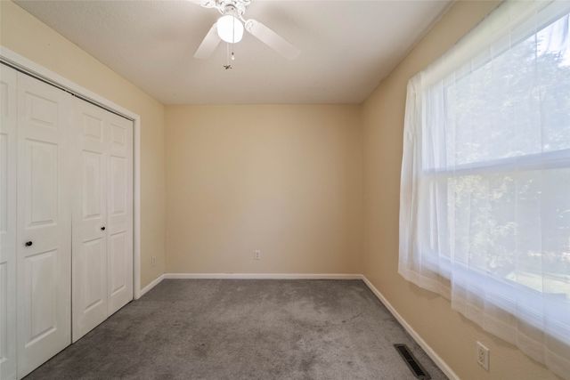 1230 S 9th Avenue E, Newton, IA 50208