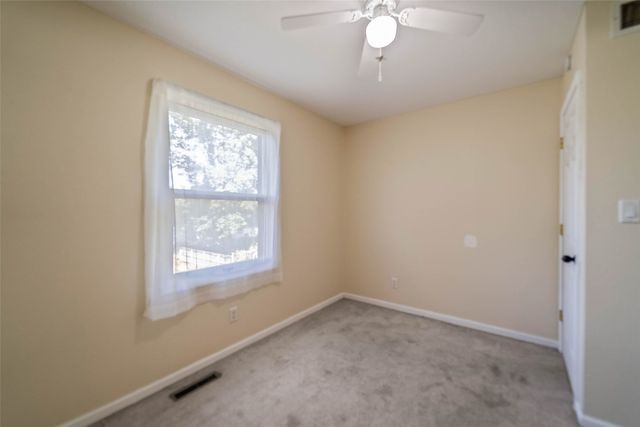 1230 S 9th Avenue E, Newton, IA 50208