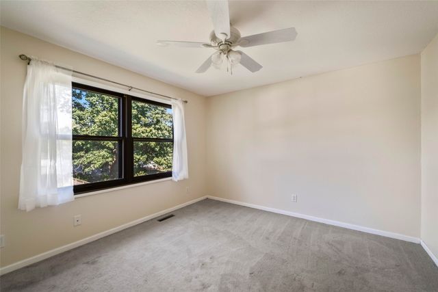 1230 S 9th Avenue E, Newton, IA 50208