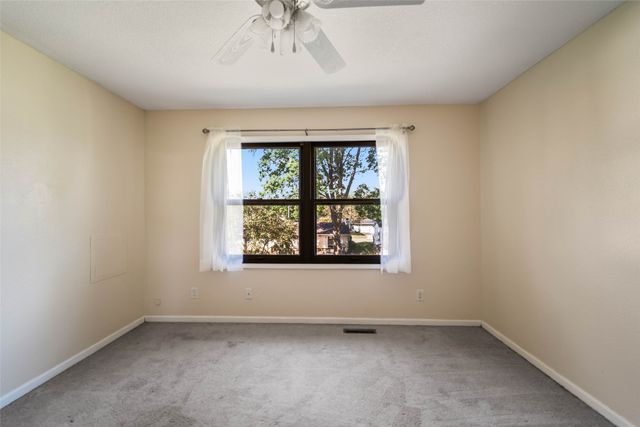 1230 S 9th Avenue E, Newton, IA 50208