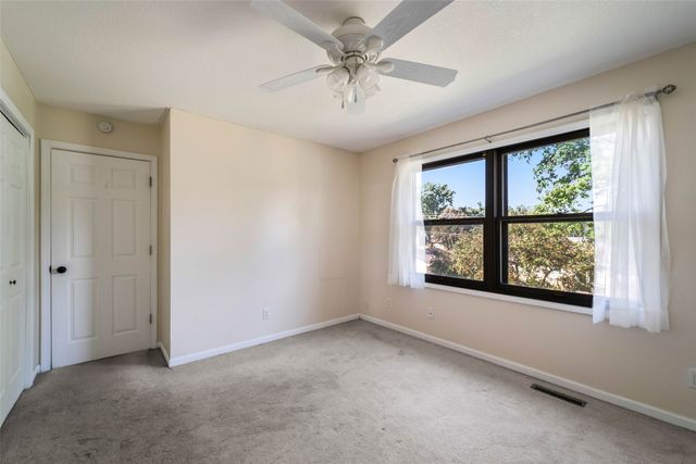 1230 S 9th Avenue E, Newton, IA 50208