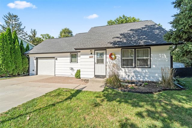 1230 S 9th Avenue E, Newton, IA 50208