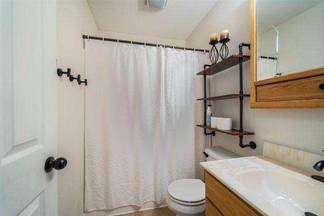 1230 S 9th Avenue E, Newton, IA 50208