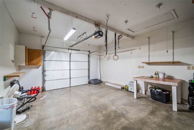 1230 S 9th Avenue E, Newton, IA 50208