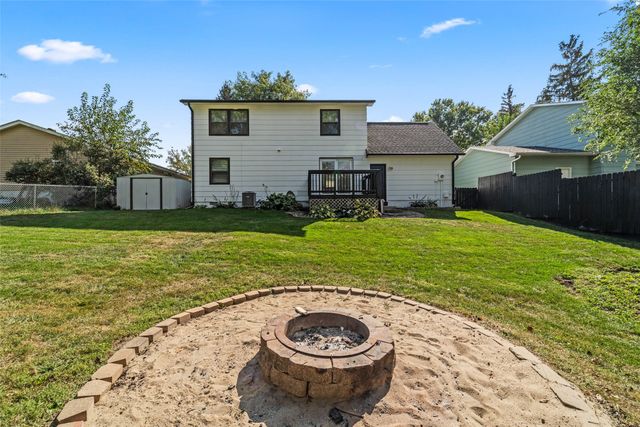 1230 S 9th Avenue E, Newton, IA 50208