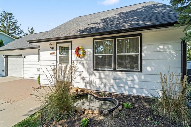 1230 S 9th Avenue E, Newton, IA 50208