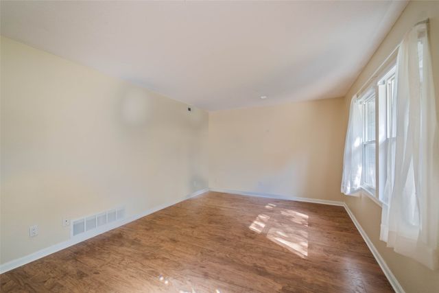 1230 S 9th Avenue E, Newton, IA 50208