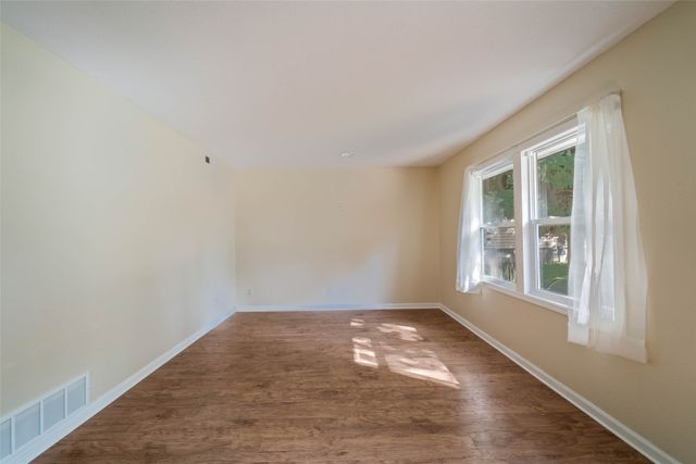 1230 S 9th Avenue E, Newton, IA 50208