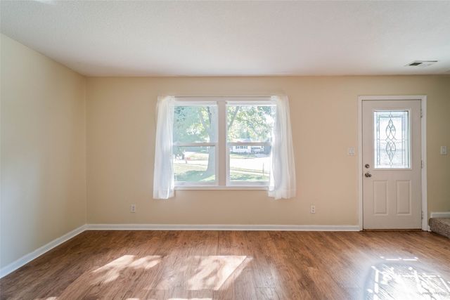 1230 S 9th Avenue E, Newton, IA 50208