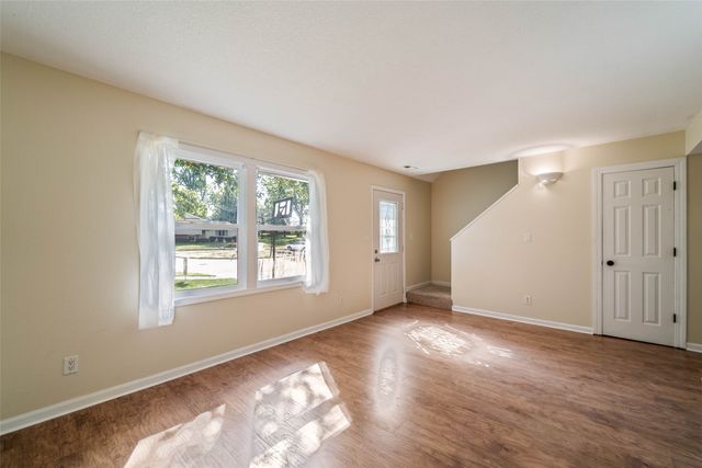 1230 S 9th Avenue E, Newton, IA 50208