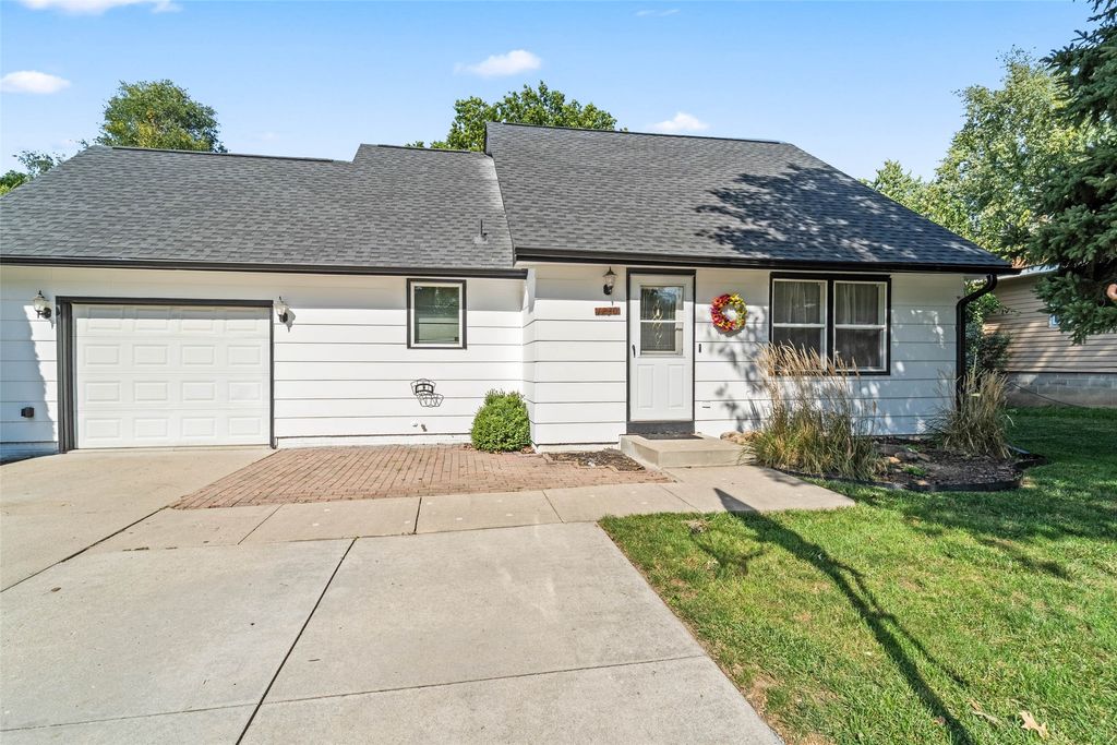 1230 S 9th Avenue E, Newton, IA 50208