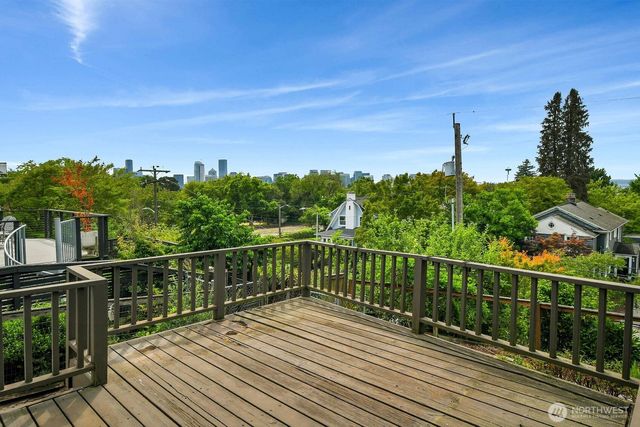 910 11th Avenue E, Seattle, WA 98102