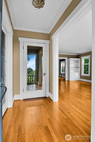 910 11th Avenue E, Seattle, WA 98102