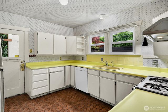 910 11th Avenue E, Seattle, WA 98102