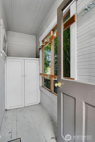 910 11th Avenue E, Seattle, WA 98102