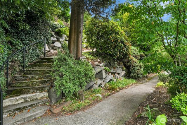 910 11th Avenue E, Seattle, WA 98102