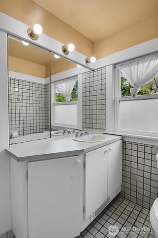 910 11th Avenue E, Seattle, WA 98102